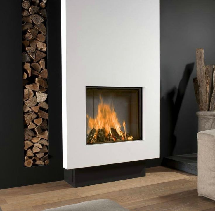 Cheminée moderne blanche avec insert vitré et feu allumé